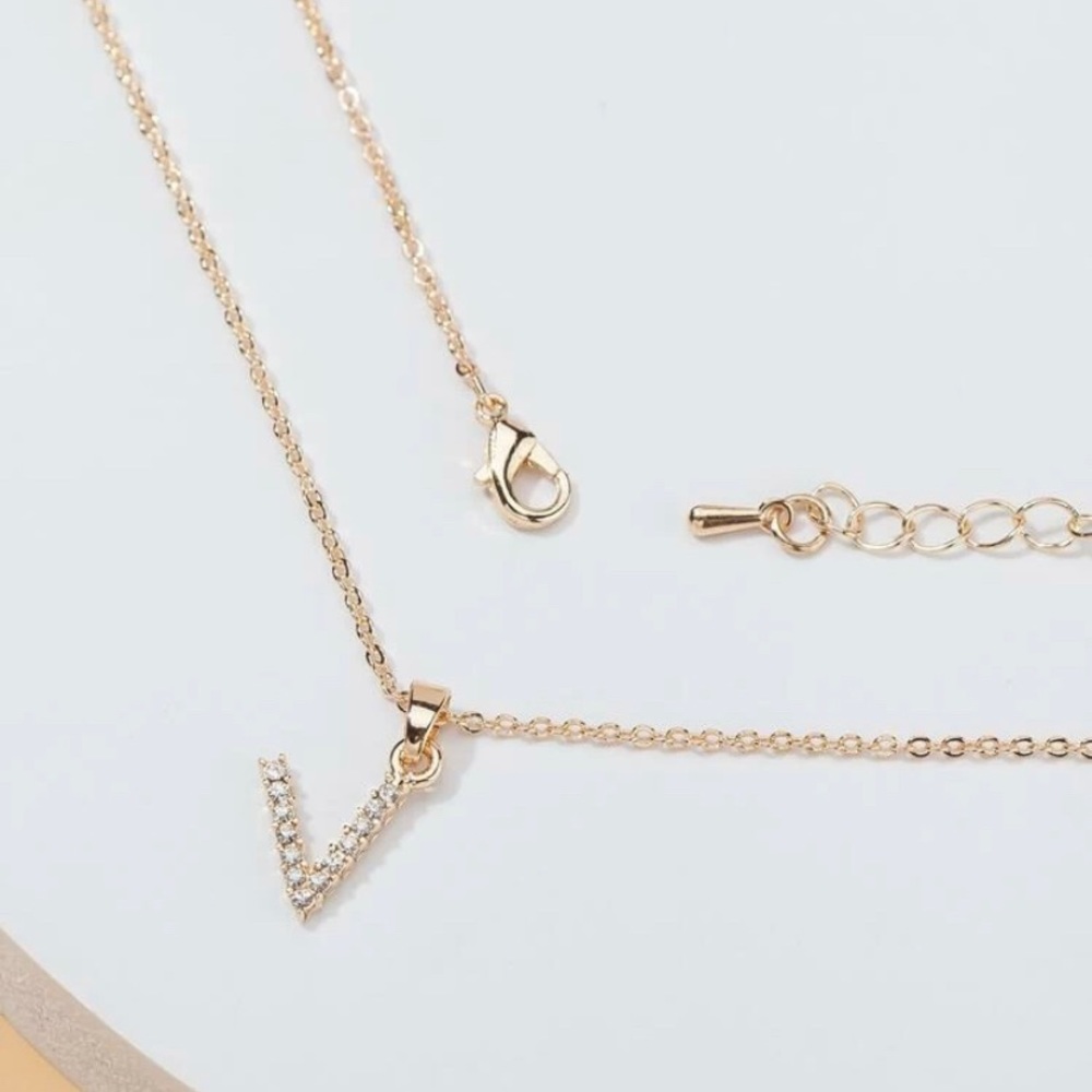 Letter V necklace - Picture 2 of 3